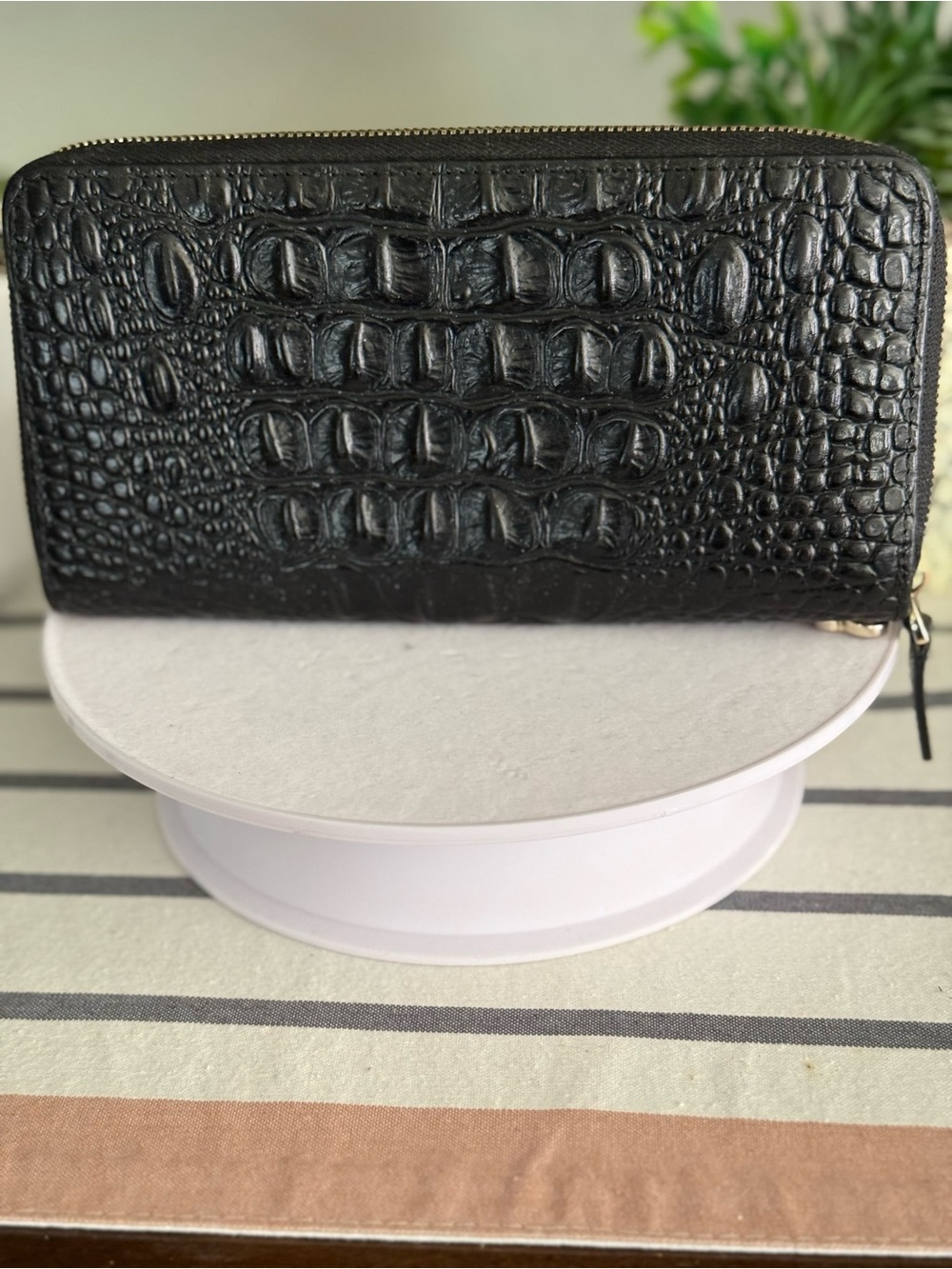 Elegant Black Crocodile-Embossed Wallet
